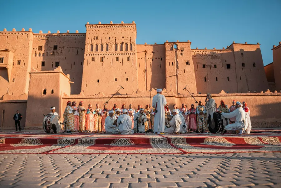 Ballerini e percussionisti tradizionali Ahwash davanti alla Kasbah Taourirt