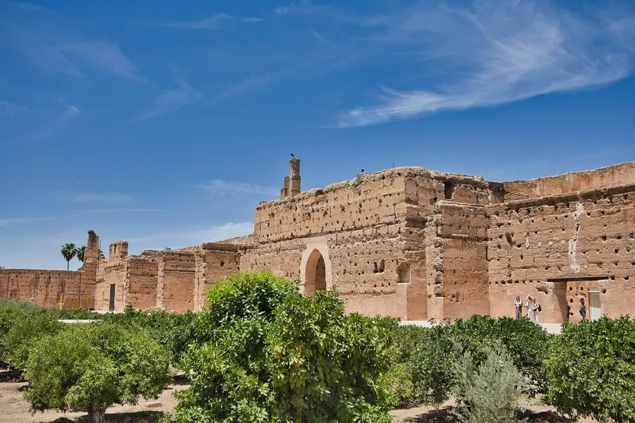 Antiche mura in terra battuta e giardini di aranci nel Palazzo El Badi