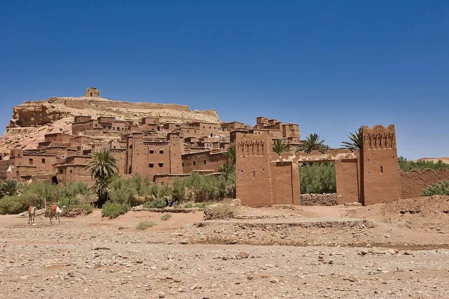 Ksar fortificato di Ait Ben Haddou con porte e torri difensive merlate