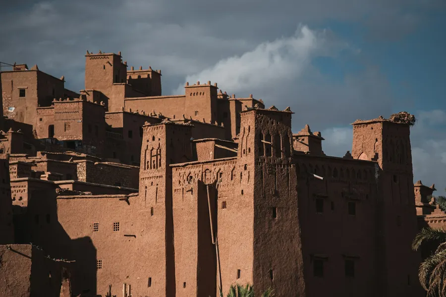 Torres fortificadas de tierra y almenas en la Kasbah de Ait Ben Haddou