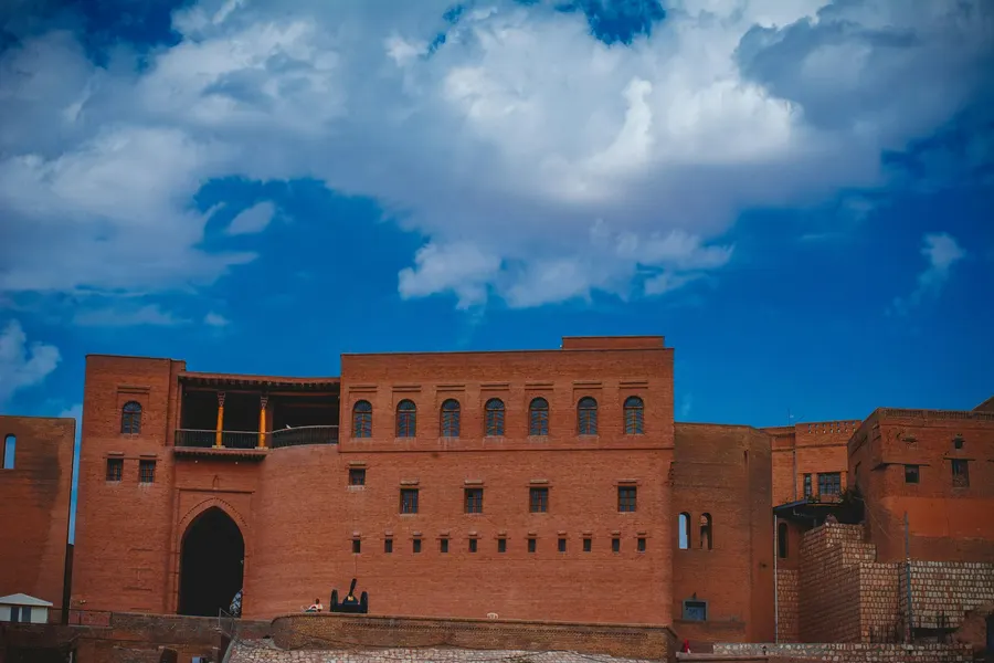 Muros de arcilla roja y ventanas talladas de la Kasbah Taourirt en Ouarzazate