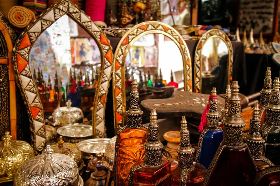 Frascos de perfume artesanales y espejos decorados en una tienda tradicional