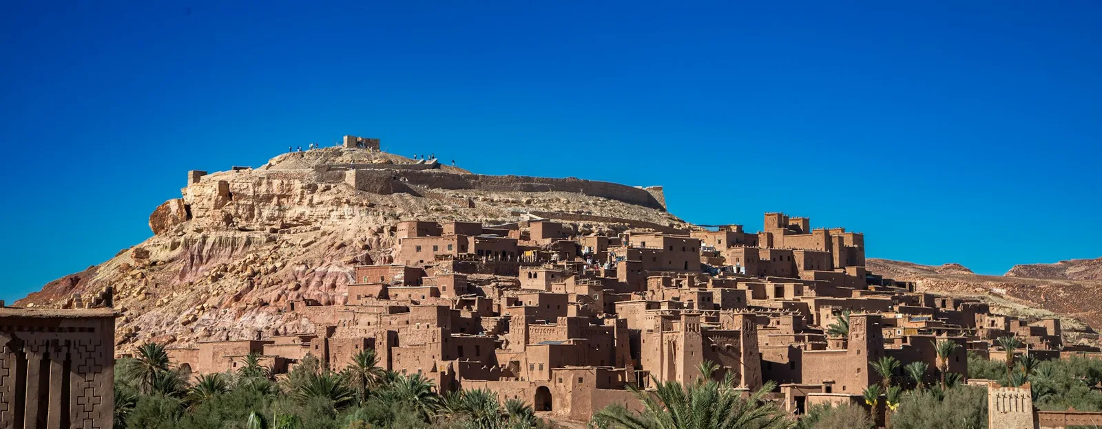 Vista panorámica de la antigua fortaleza en la cima de la colina de Ait Ben Haddou