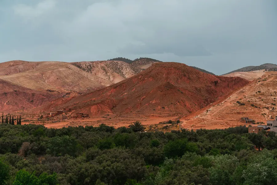 Montañas de arcilla roja y exuberante oasis verde en la región del Alto Atlas
