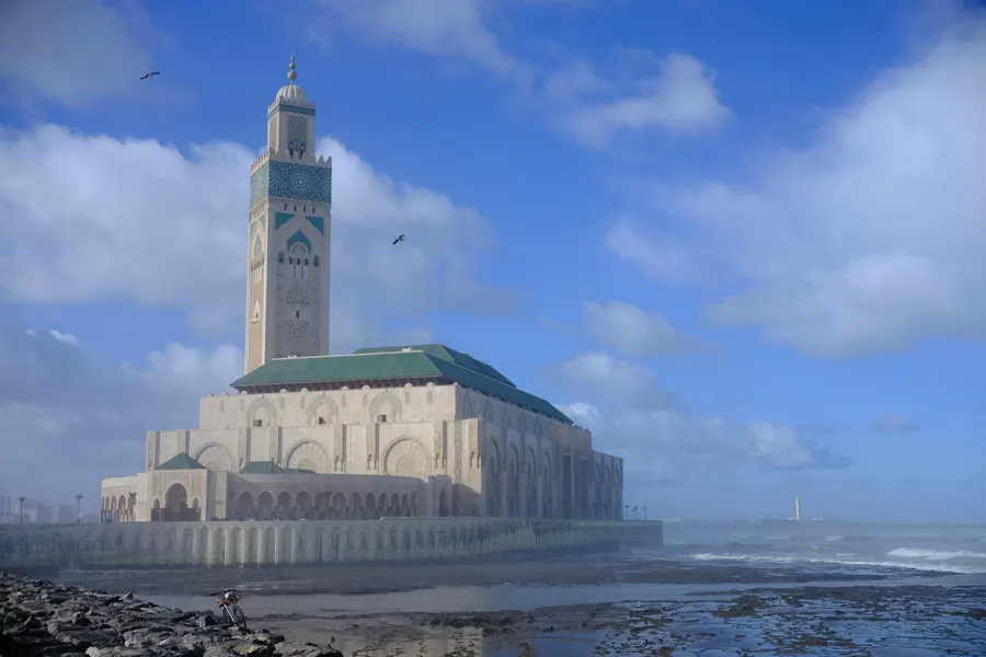 Mezquita Hassan II erigiéndose sobre la costa atlántica en Casablanca