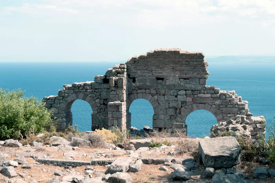 Antiguos arcos romanos de piedra con vistas a la naturaleza en ruinas arqueológicas