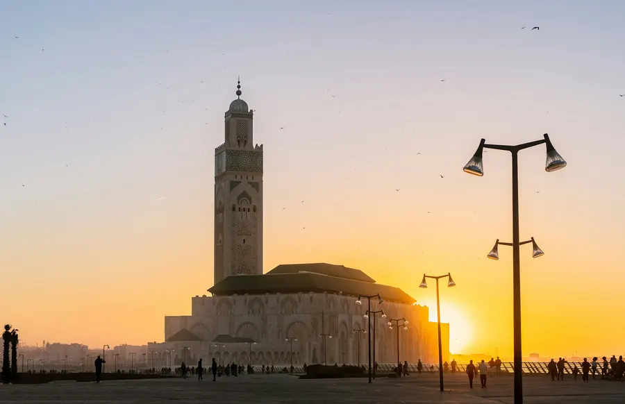 Mezquita Hassan II y paseo marítimo de Casablanca durante la puesta de sol