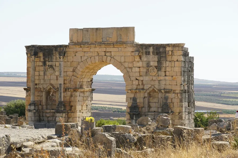 Arco de Caracalla en el sitio arqueológico de Volubilis declarado por la UNESCO