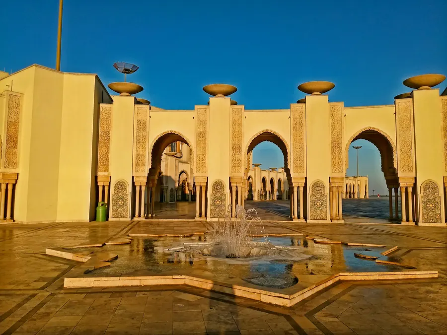 Fuente en forma de estrella y grandes arcos moriscos en la Mezquita Hassan II