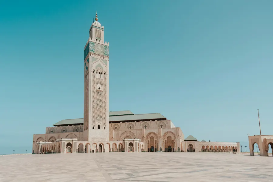 Minarete de la Mezquita Hassan II y amplia explanada de mármol en Casablanca