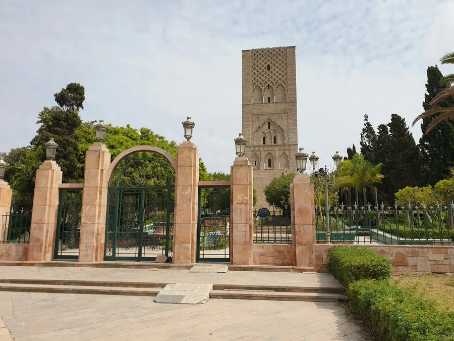 Puerta decorativa de hierro hacia los jardines de la Torre Hassan en Rabat