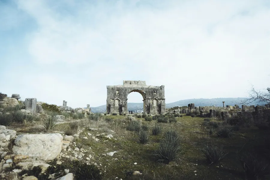 Ruinas romanas y Arco de Caracalla en el enclave arqueológico de Volubilis