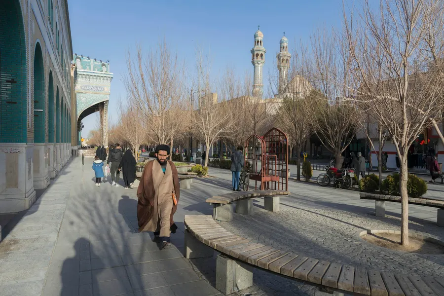 Paseo peatonal con minaretes de azulejos