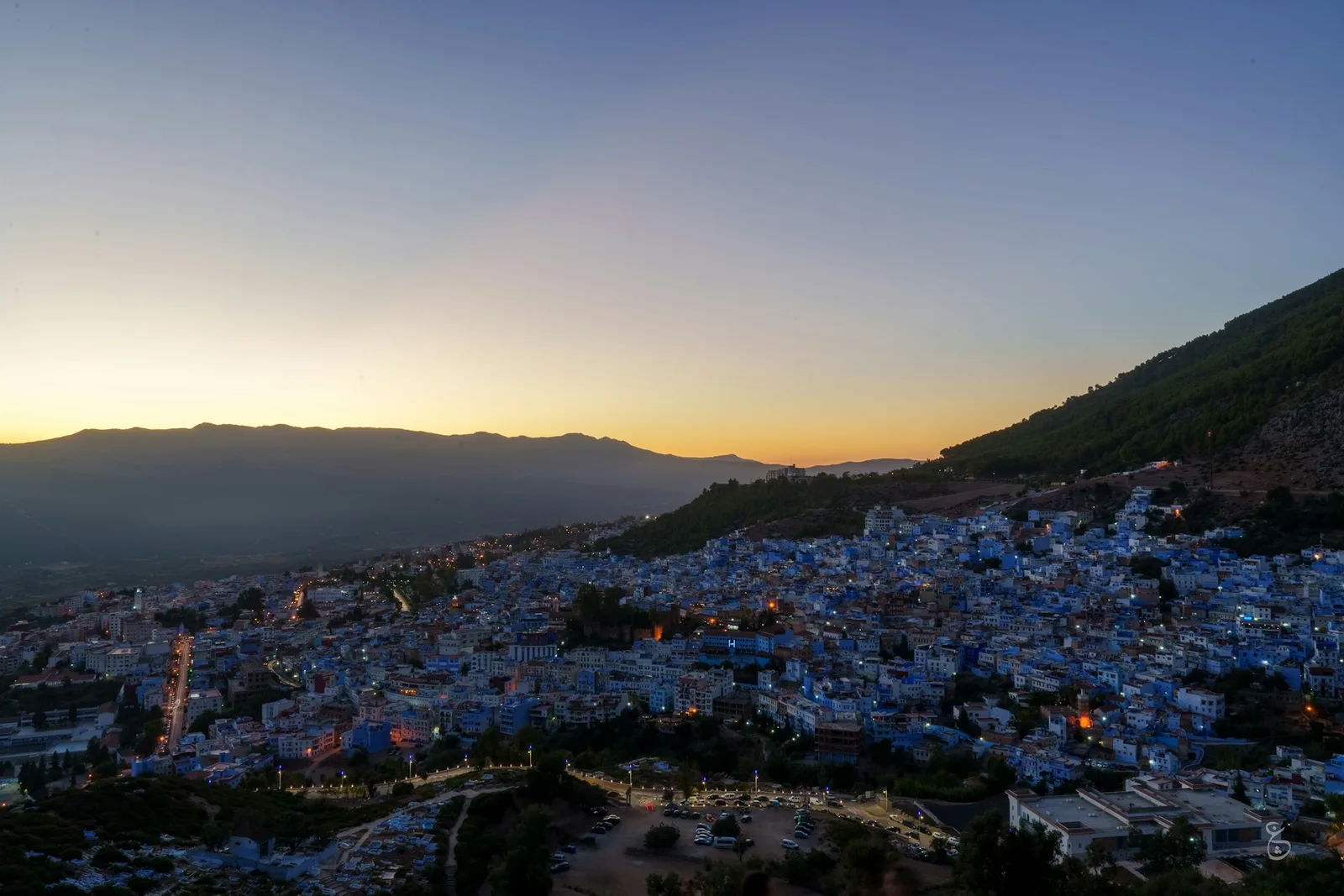 Vista panorámica al atardecer de los edificios teñidos de azul de Chefchaouen